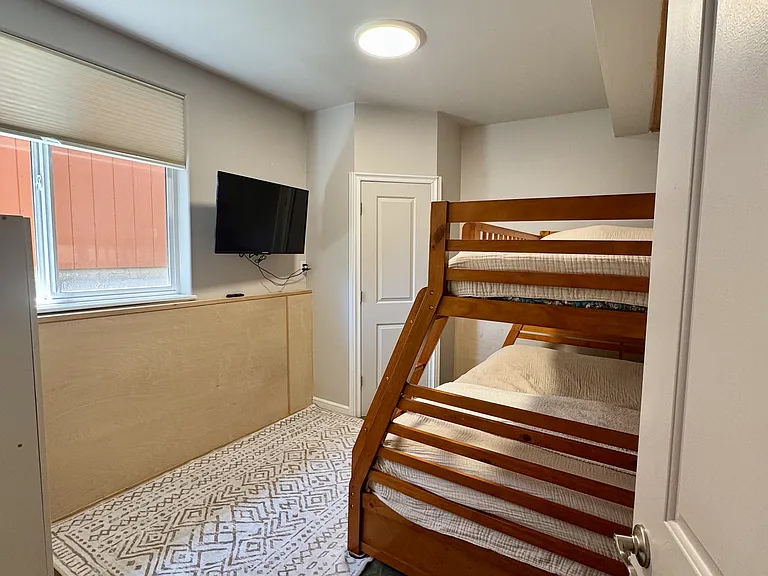 1001 N Montesano St — Photo 16