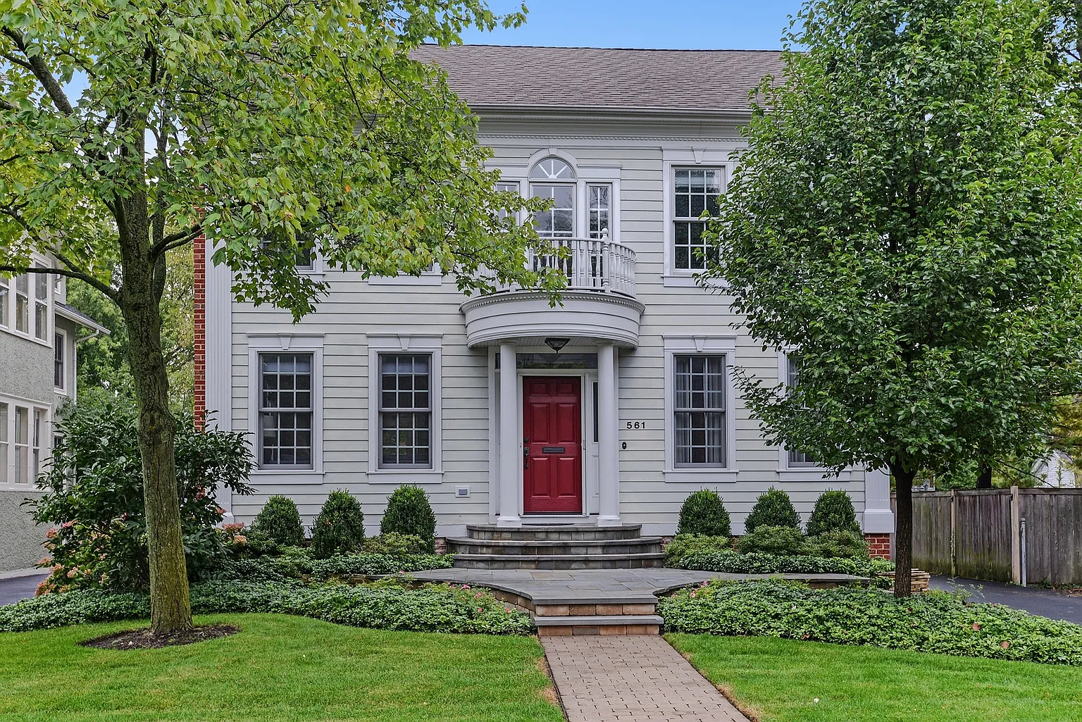 561 Hawthorn Ln photo 1