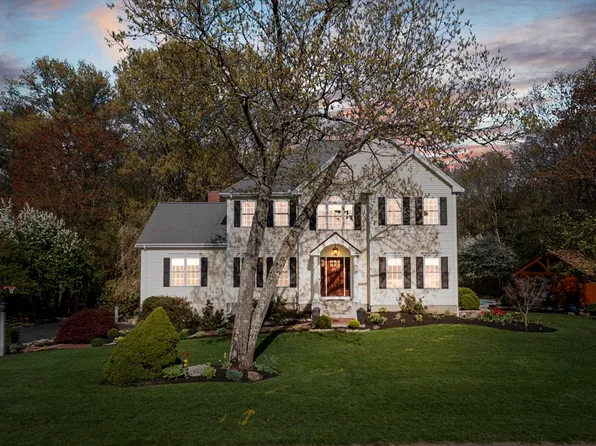 8 Hickory Dr, Medway, MA 02053