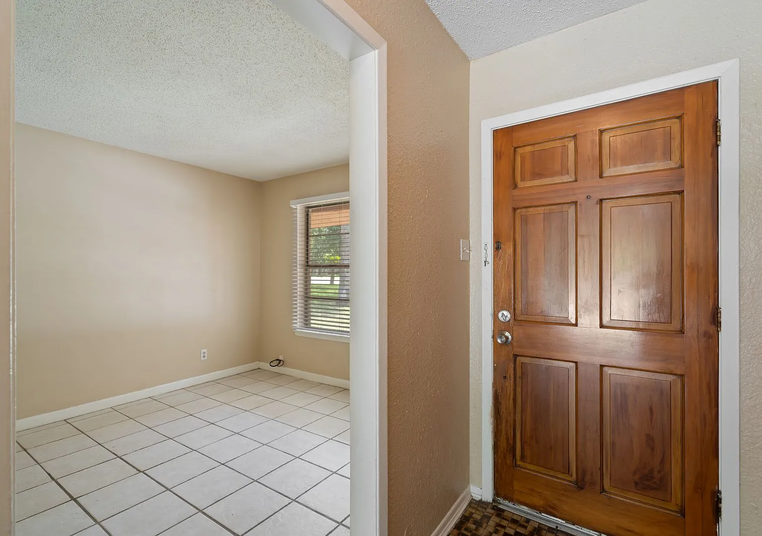 1102 Pecan St now available — Photo 3