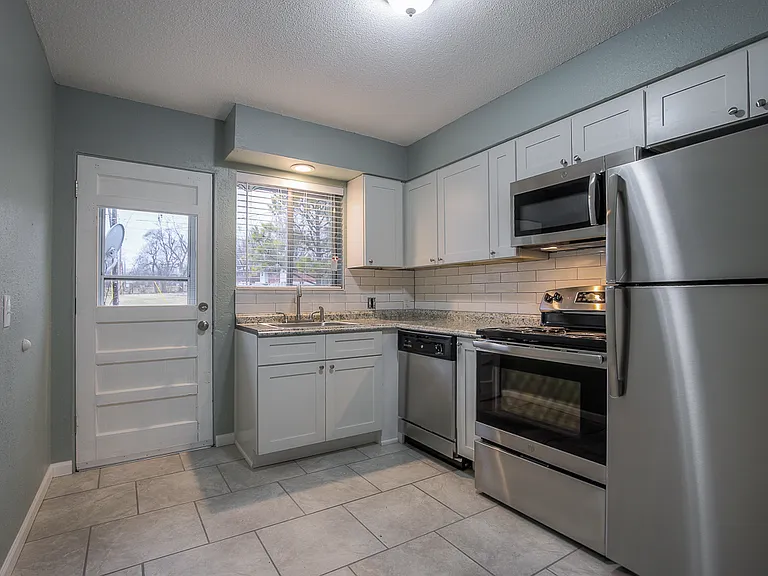 510 NE Corder St #B — Photo 27
