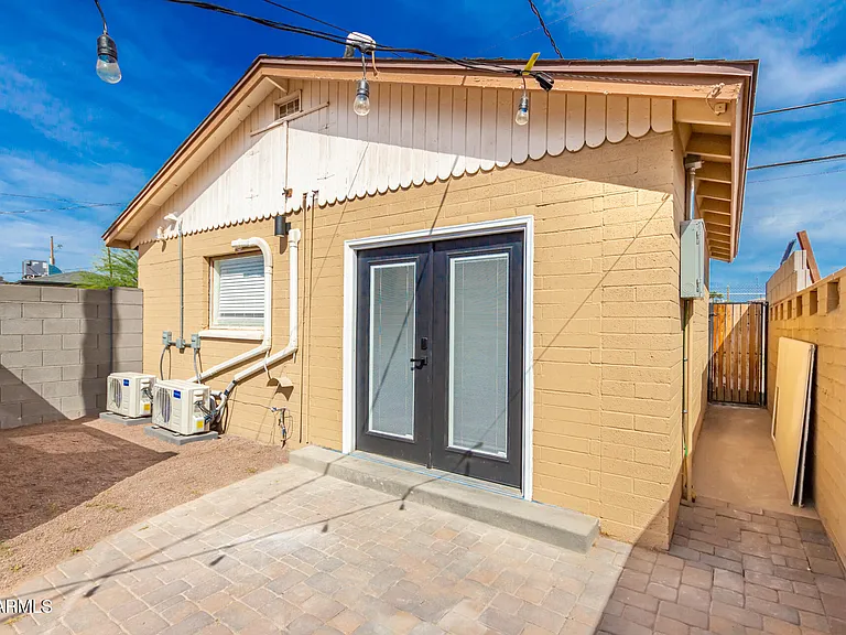 2402 W Weldon Ave — Photo 1