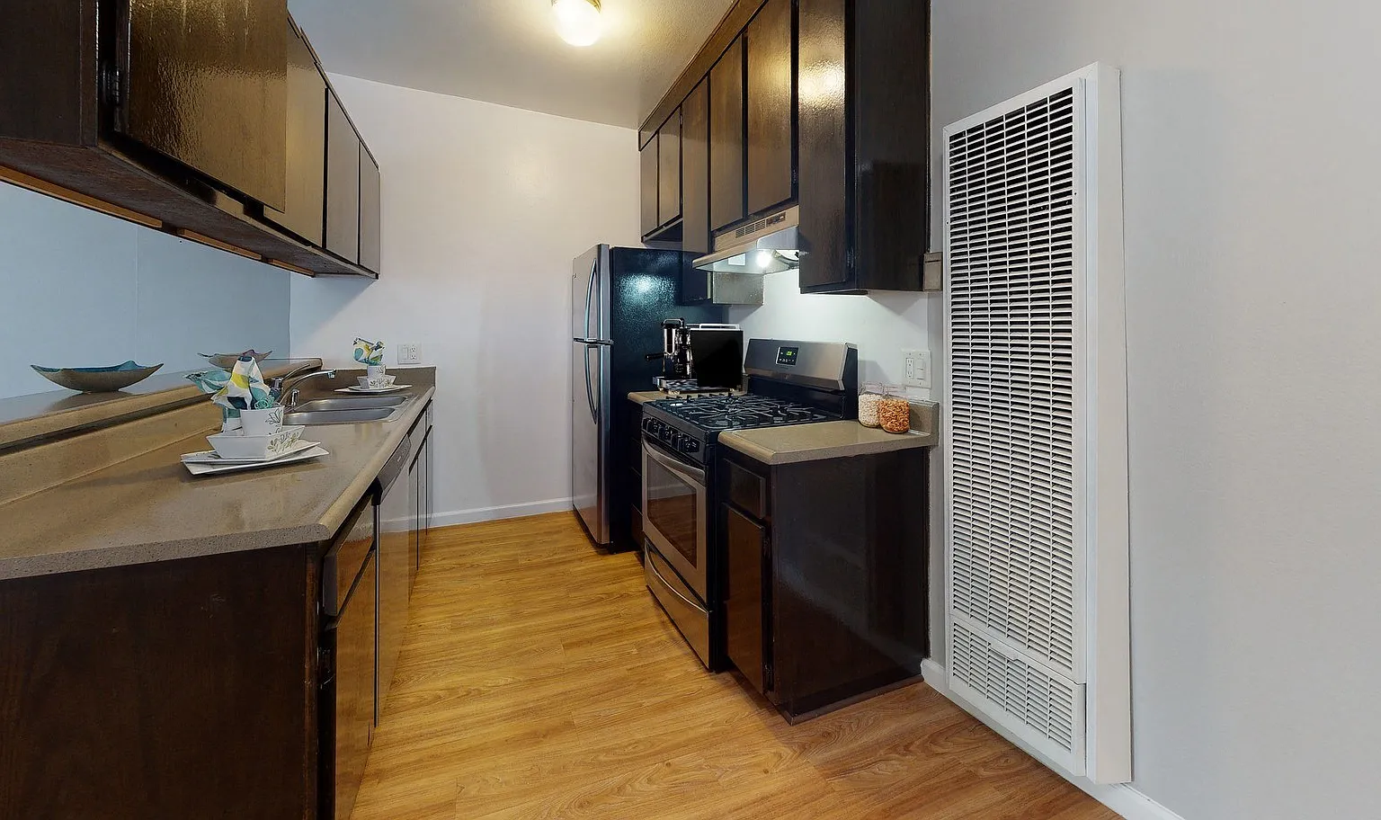 Executive House Apartments — Photo 2