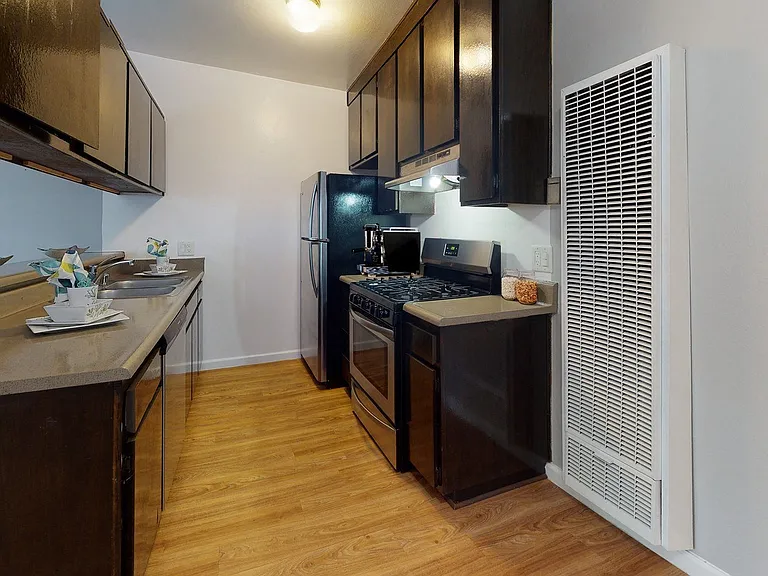 Executive House Apartments — Photo 2