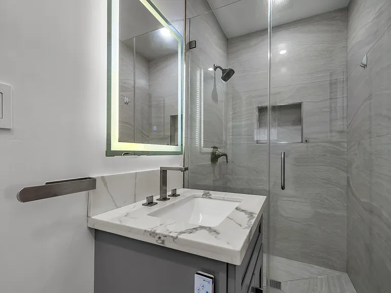 1521 Midvale Ave — Photo 40