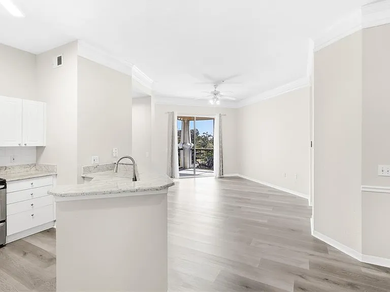 5160 Northridge Rd #301 — Photo 4