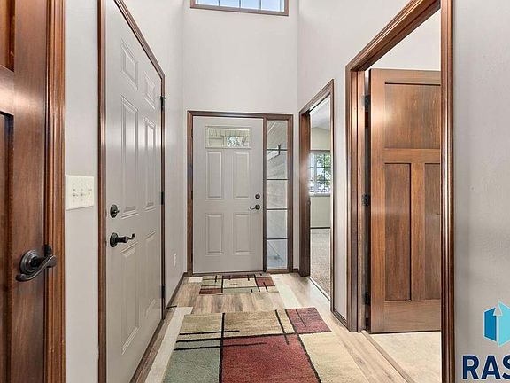 2nd image of 3005 E Buckingham St #3005