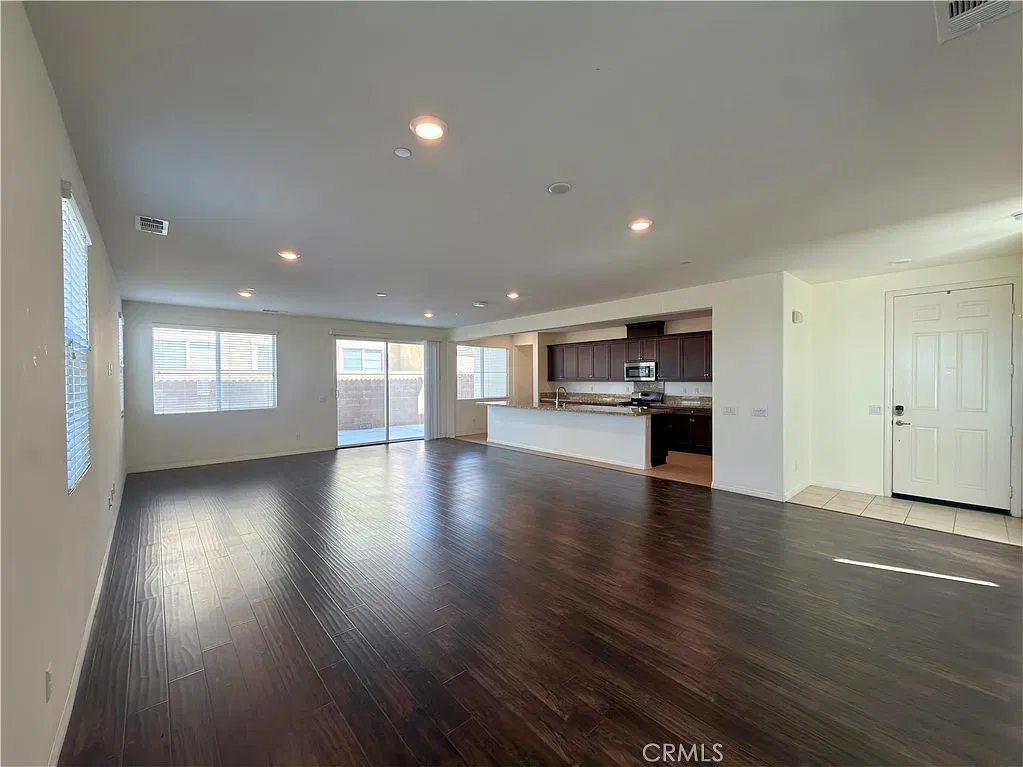 5 bed, 2931 sqft, $4,100 — Photo 4