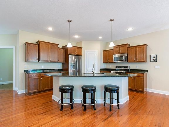 4th image of 2437 Lakeside Dr