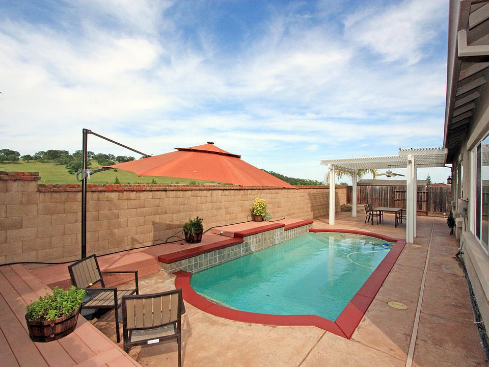 1st image of 580 Hildebrand Cir