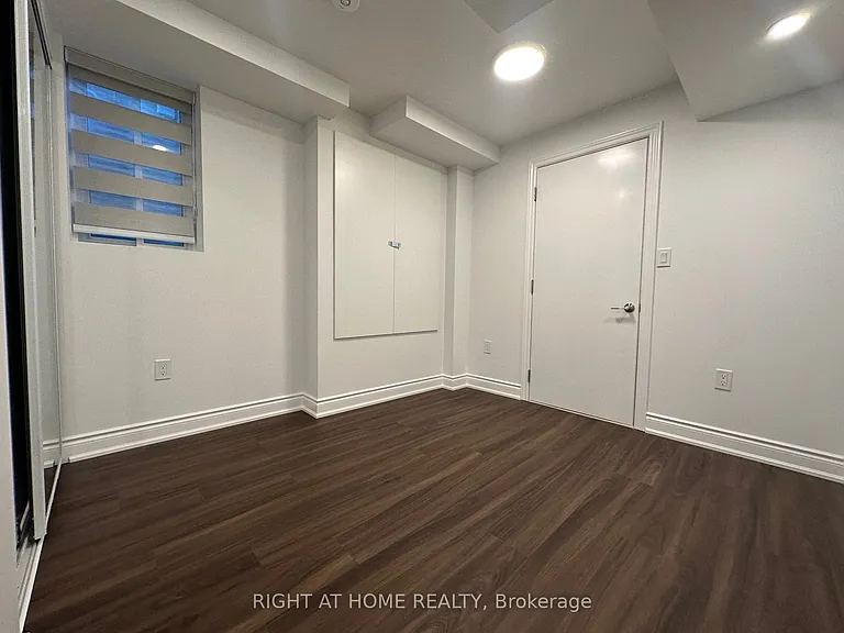 481 Bergamot Ave — Photo 13