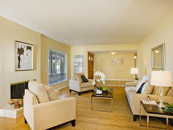 4th image of 207 Somerset Cir