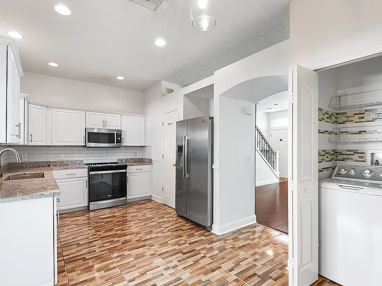 10112 Farmingdale Pl — Photo 4