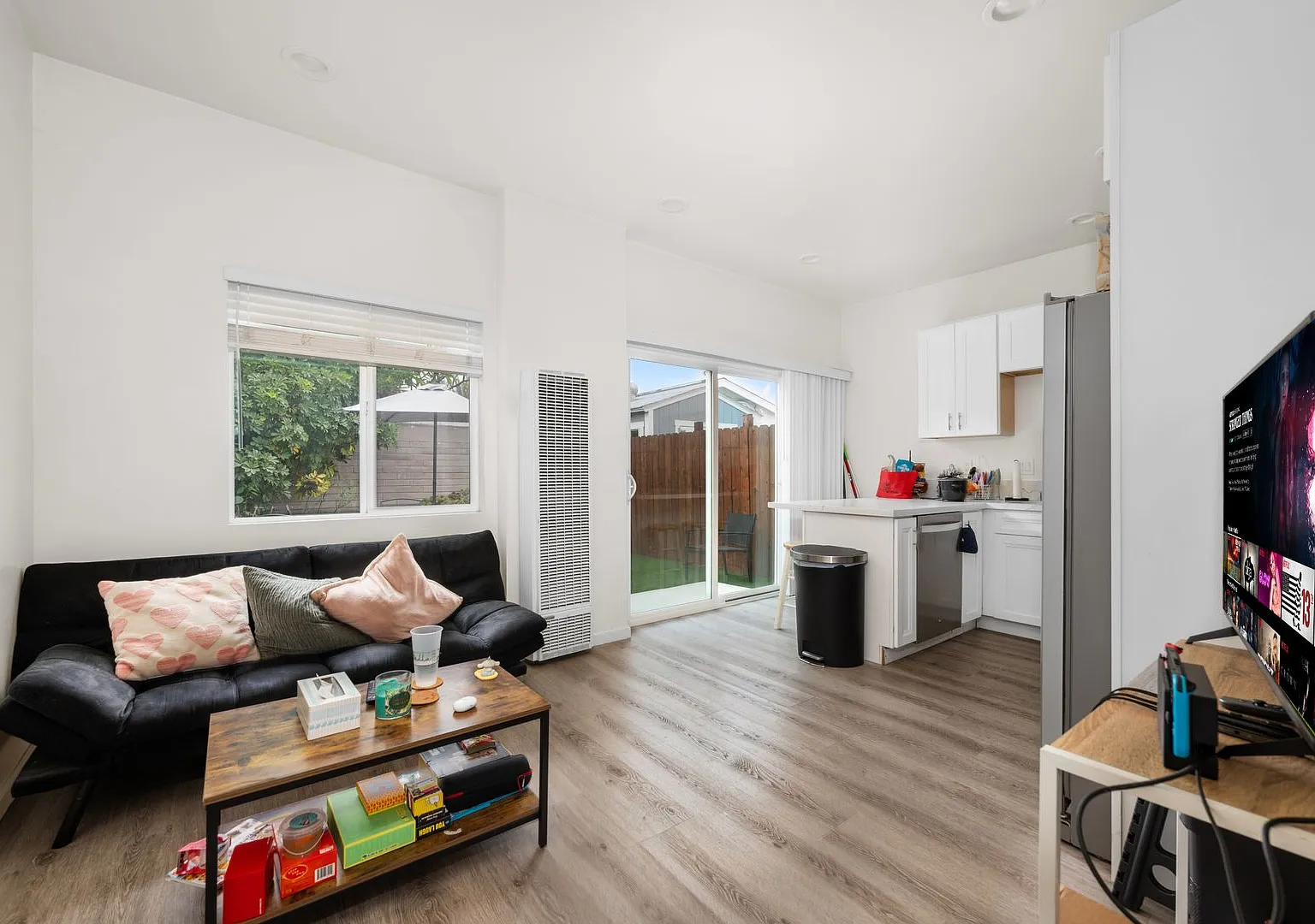 Spacious master bedroom with balcony! — Photo 4