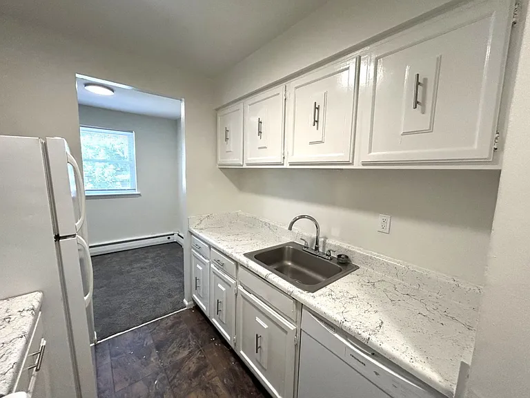 Ridgeway Court Apartments — Photo 16