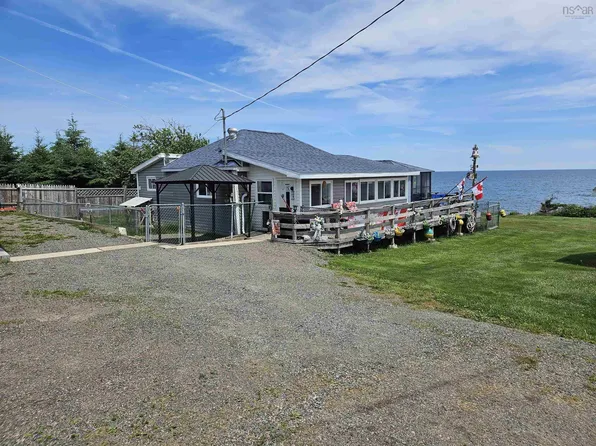 402 Smith Point Rd, Cumberland, NS B0K 1Y0