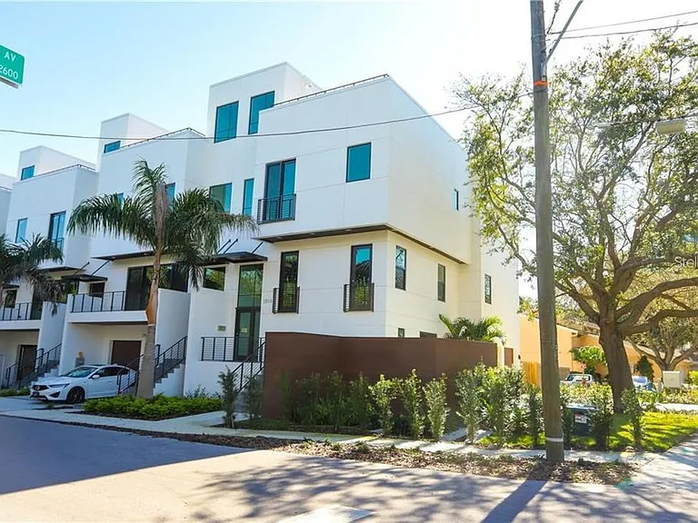 2814 W Barcelona St — Photo 2