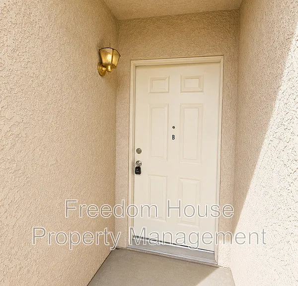 561 Bourbon St #B — Photo 7