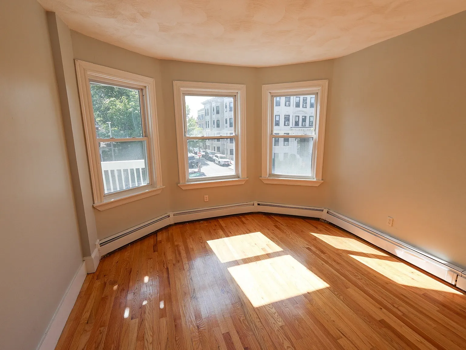4 bed, 1.0 bath, 1400 sqft, $3,800 — Photo 2
