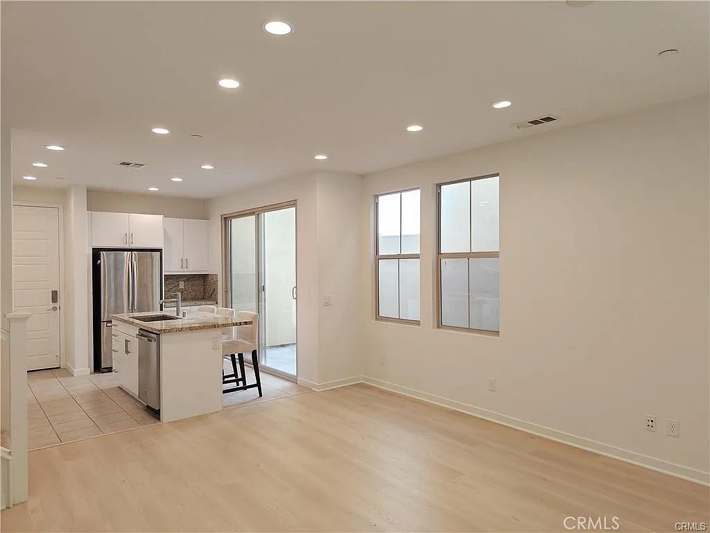 3 bed, 1537 sqft, $4,200 — Photo 3