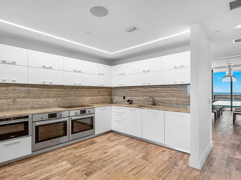 650 NE 32nd St #Penthouse 5201 — Photo 9
