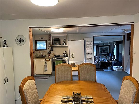 5th image of 247 Huson Rd