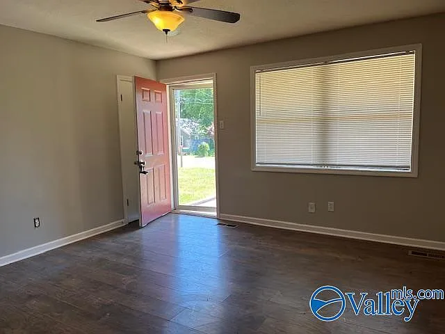 3 bed, 1.5 bath, 1000 sqft, $1,350 — Photo 2