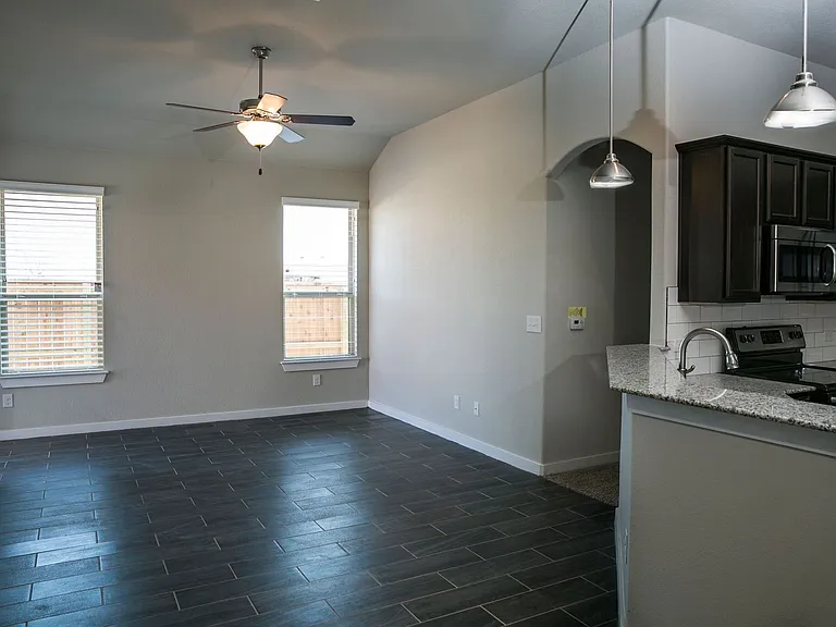 223 Hidden Springs Dr — Photo 2