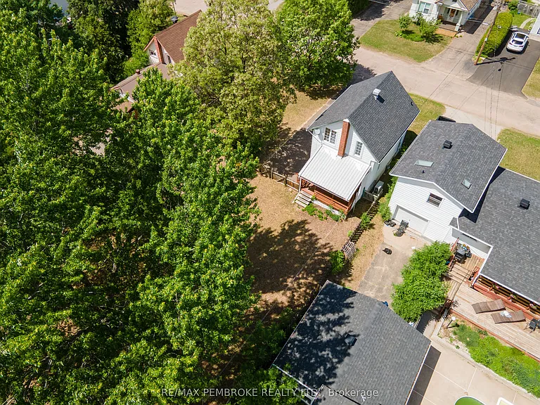 566 Perth St — Photo 8