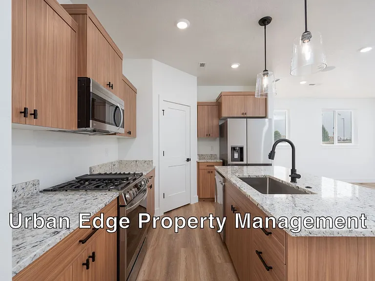 5006 E Hagadorn Ln — Photo 2