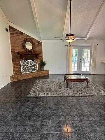 3 bed, 2.0 bath, 1800 sqft, $2,200 — Photo 3