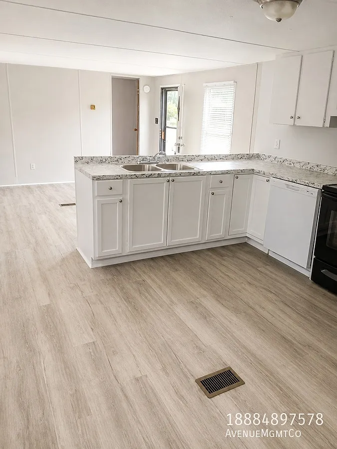 Affordable 2BR Home in Hickory | Crawford Park Location — Photo 4