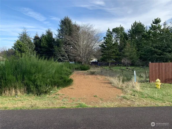 716 Island Circle SE, Ocean Shores, WA 98569