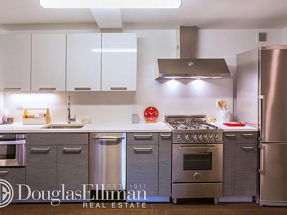 3rd image of 4 Stuyvesant Oval APT Mb