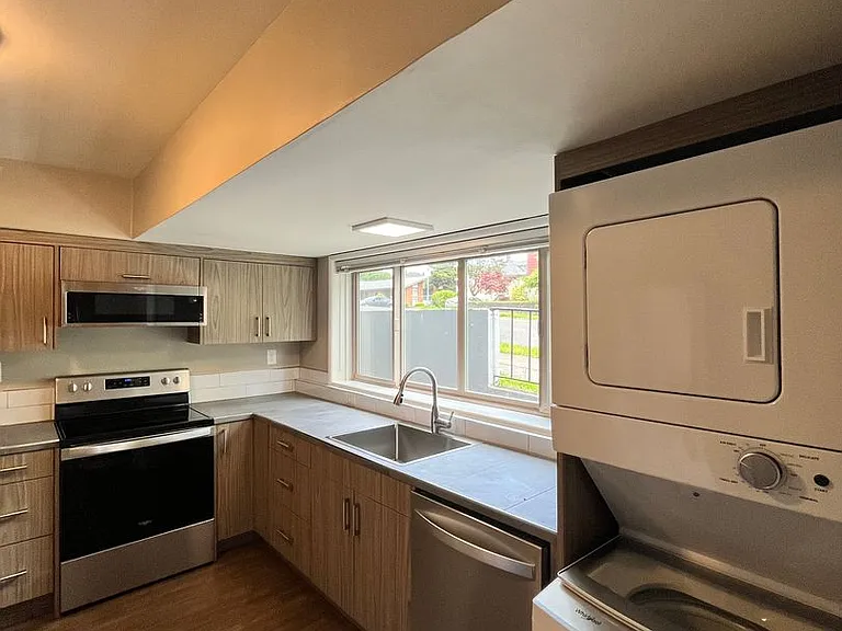 Stunning / Extra Large 1-Bedroom! Faux Hardwood Floors, Washer & Dryer, Stainless Appliances & Pe... — Photo 1