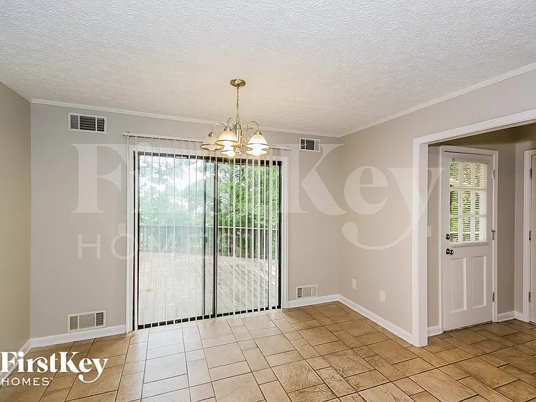 1105 Honeysuckle Dr — Photo 4