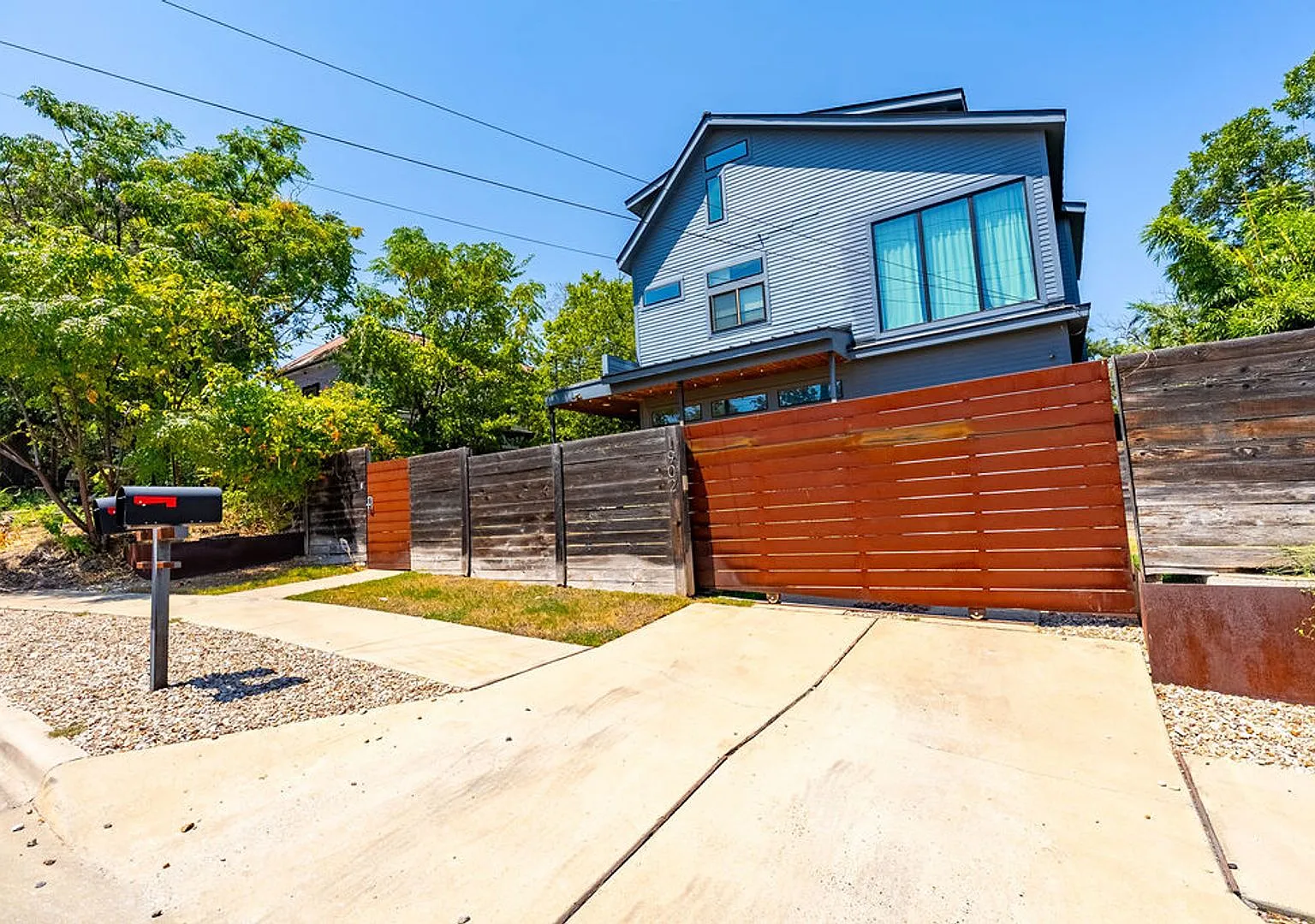 Beautiful 3 bedroom, 3.5 bathroom home in East Austin! — Photo 2