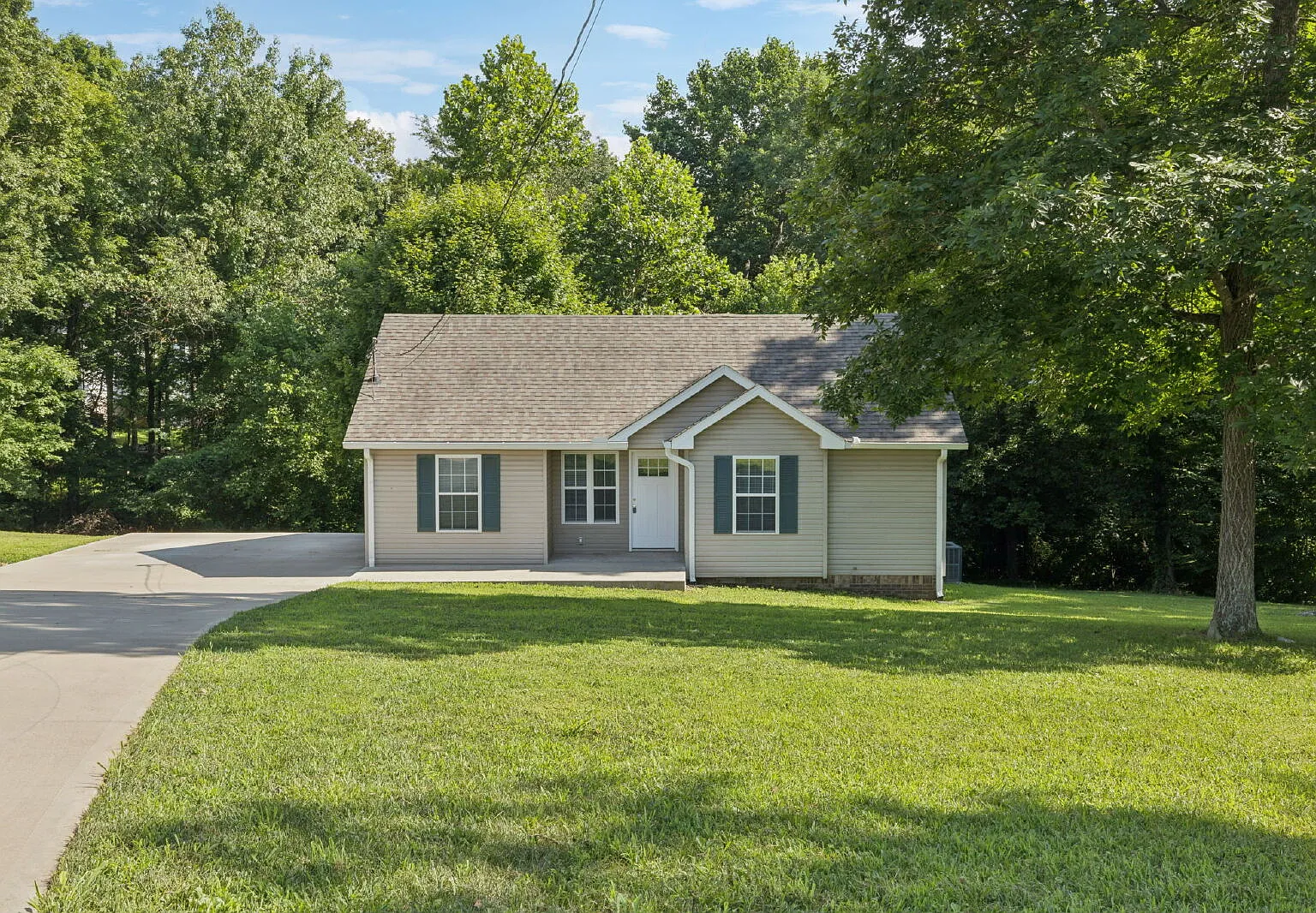 3 bed, 2.0 bath, 1372 sqft, $1,600 — Photo 1