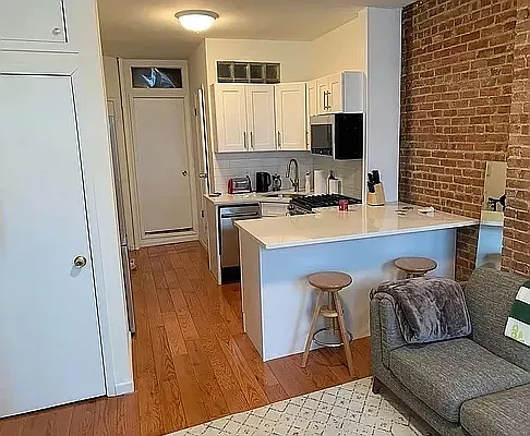 Rented by City Connections Realty | media 2