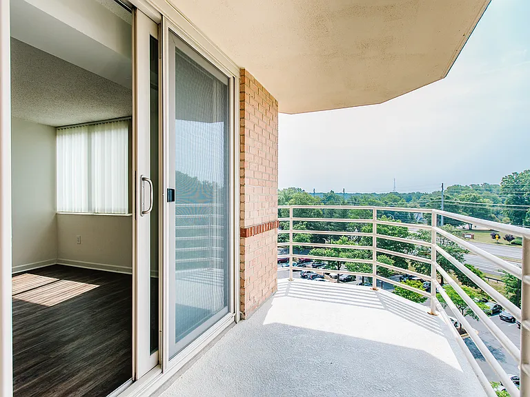 Lake Arbor Towers — Photo 7