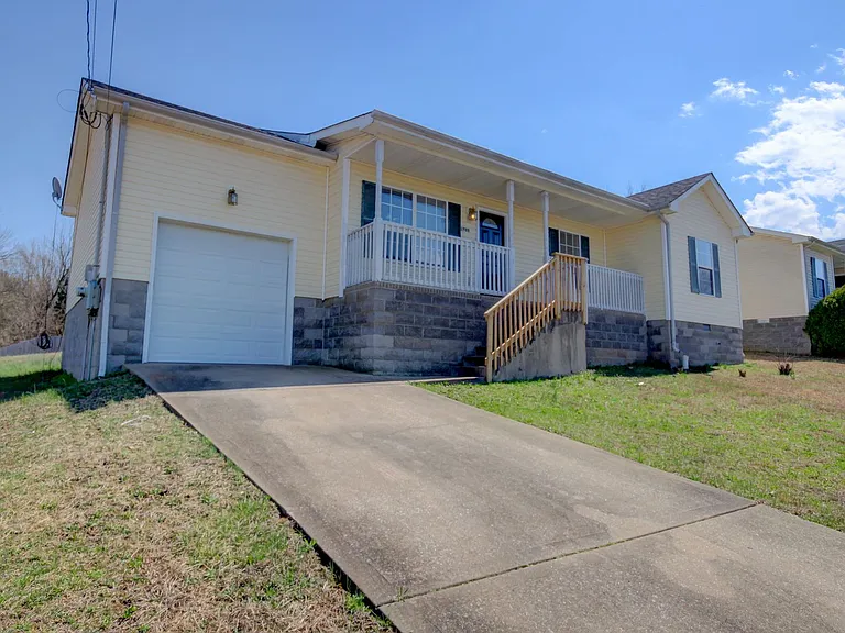 1489 McClardy Rd — Photo 2