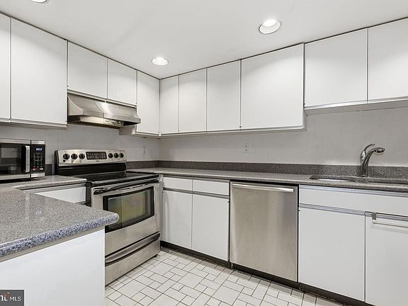 3rd image of 308 E Capitol St NE APT 11