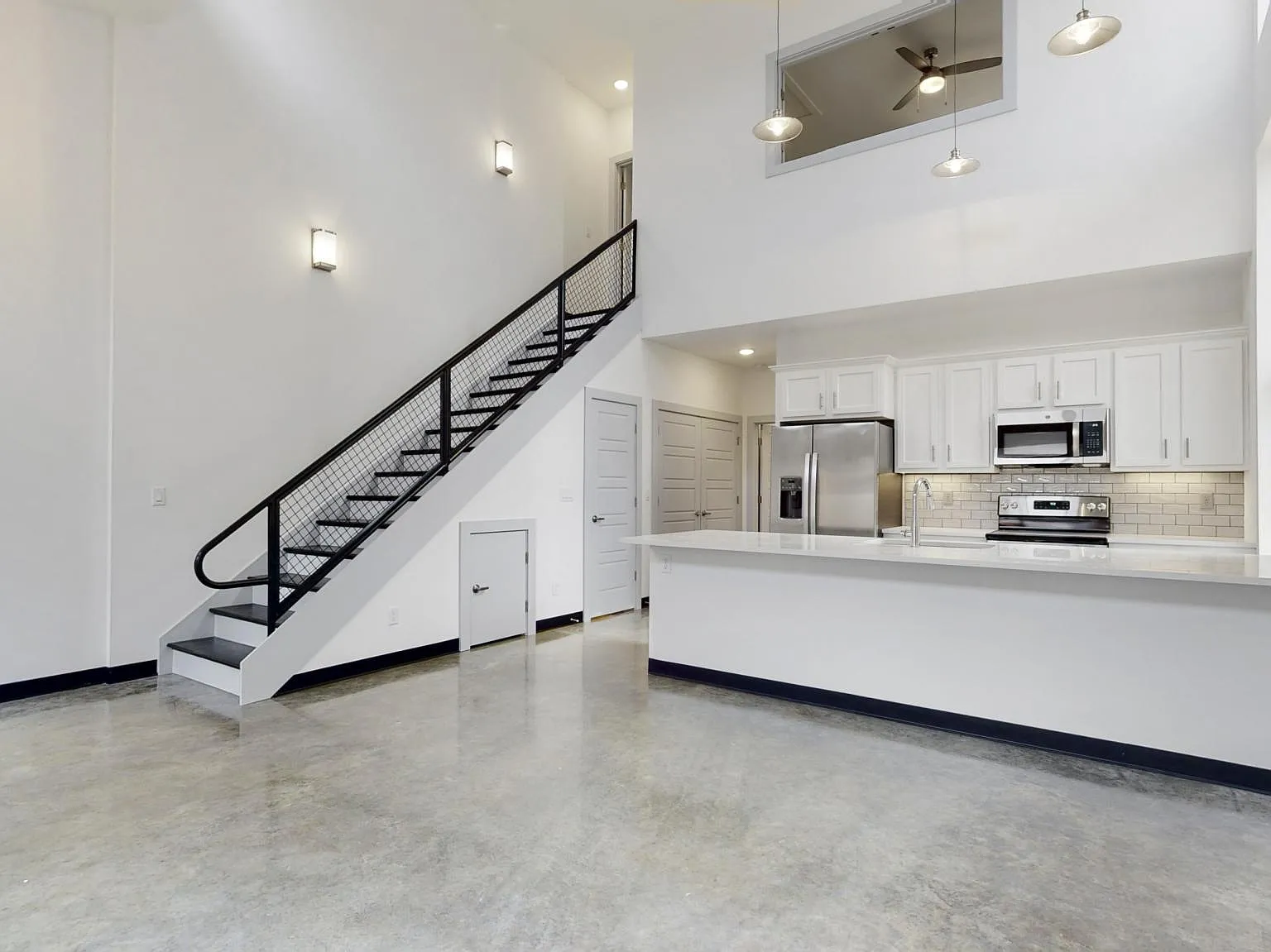 2 bed, 1300 sqft, $2,100 — Photo 2