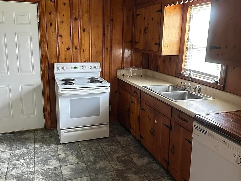 135 Willis Ave — Photo 31