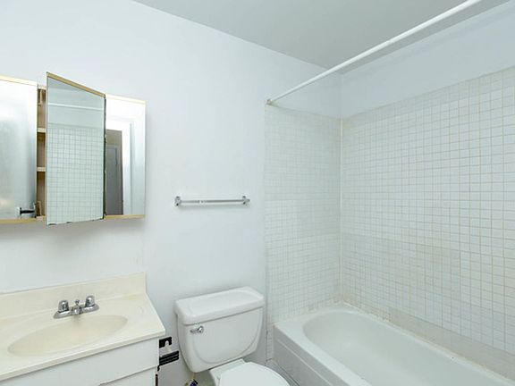 4th image of 3037 N Southport Ave #1F