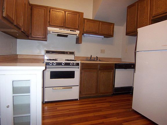 Kitchen w/ gas range, refrig., dishwasher