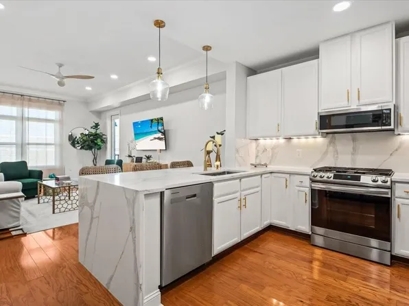 125 Pier View St Unit 407, Daniel Island, SC 29492
