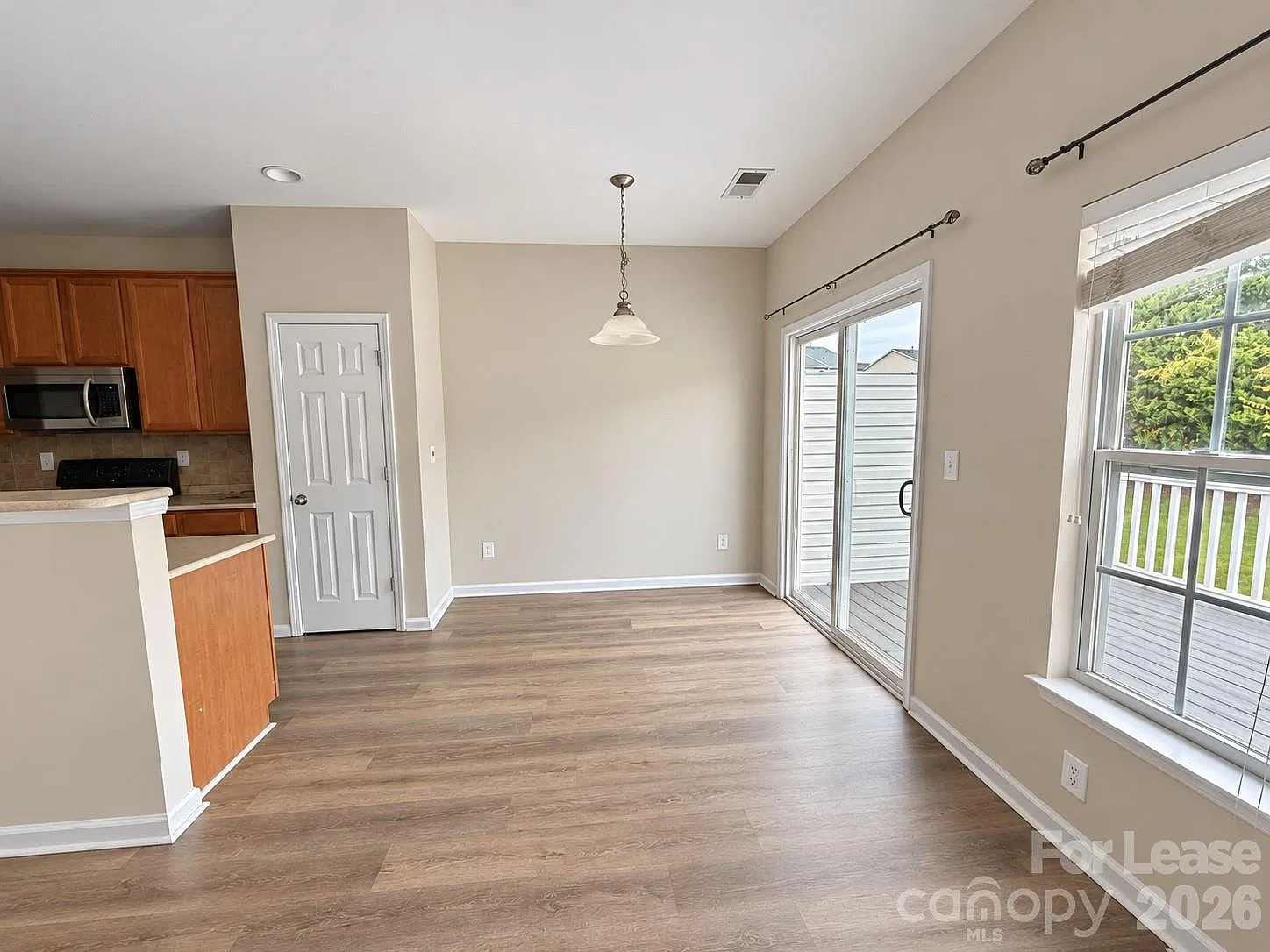 3 bed, 4.0 bath, 2180 sqft, $2,100 — Photo 3