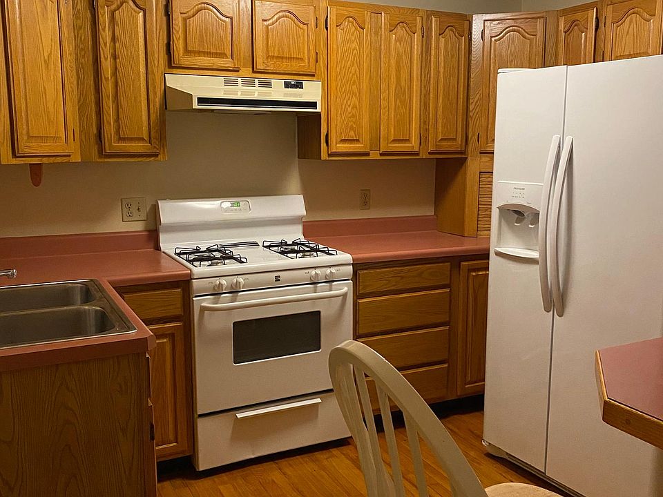 L-Shaped Kitchen with range, plenty of cabinets for storage and pantry