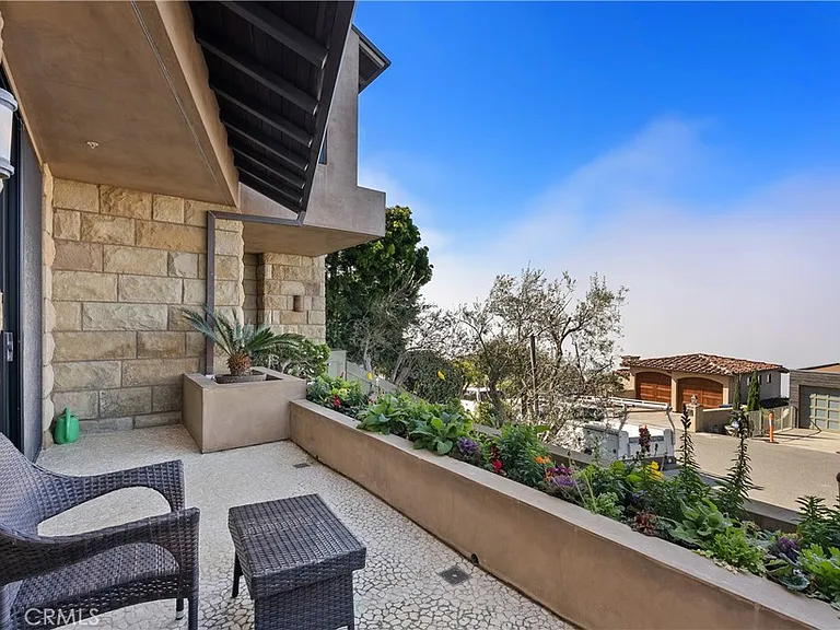 2378 Crestview Dr — Photo 15